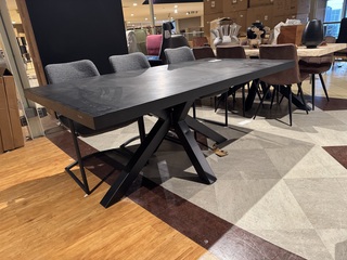 Eettafel, zwart hardhout, zwart metalen spinpoot